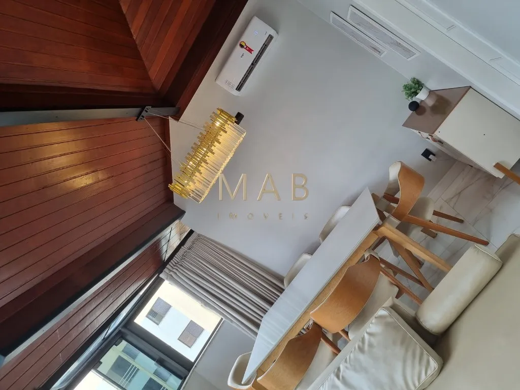Imagem TRIPLEX FRENTE MAR NA PRAIA DOS INGLESES | FLORIANÓPOLIS Existem imóveis bonitos? E existem imóveis que despertam desejo no primeiro olhar.