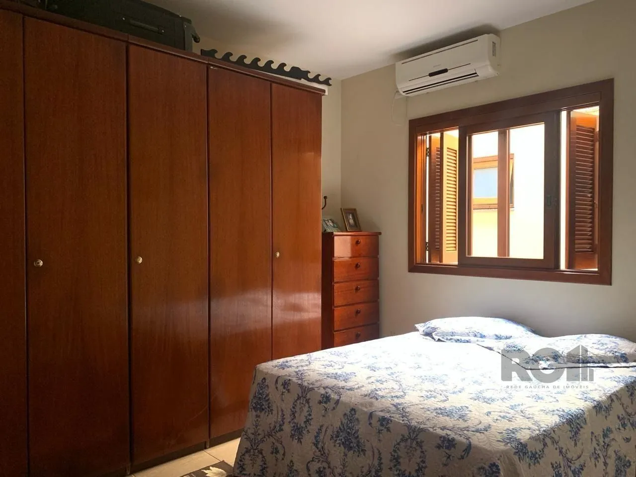 Imagem Casa com 3 quartos, 1 suíte, 3 vagas e 182m² para vender por R$ 890.000