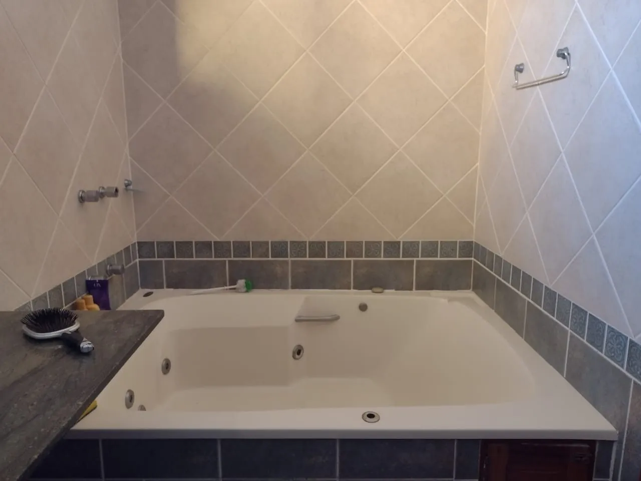 Imagem Casa para Venda - 693.6m², 5 dormitórios, sendo 3 suites, 4 vagas - Hípica