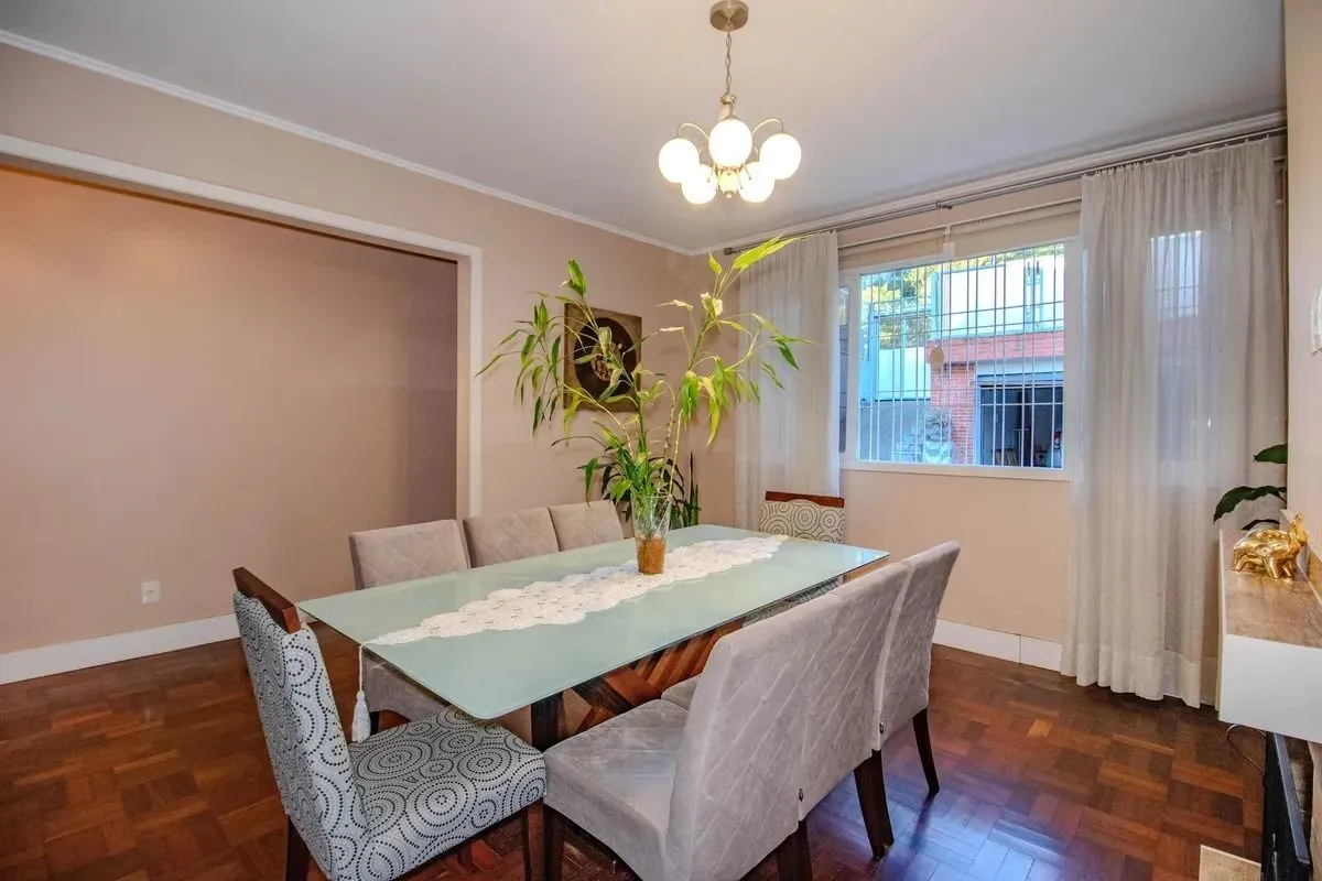 Imagem Casa Reformada com 5 Dormitórios e Amplo Pátio