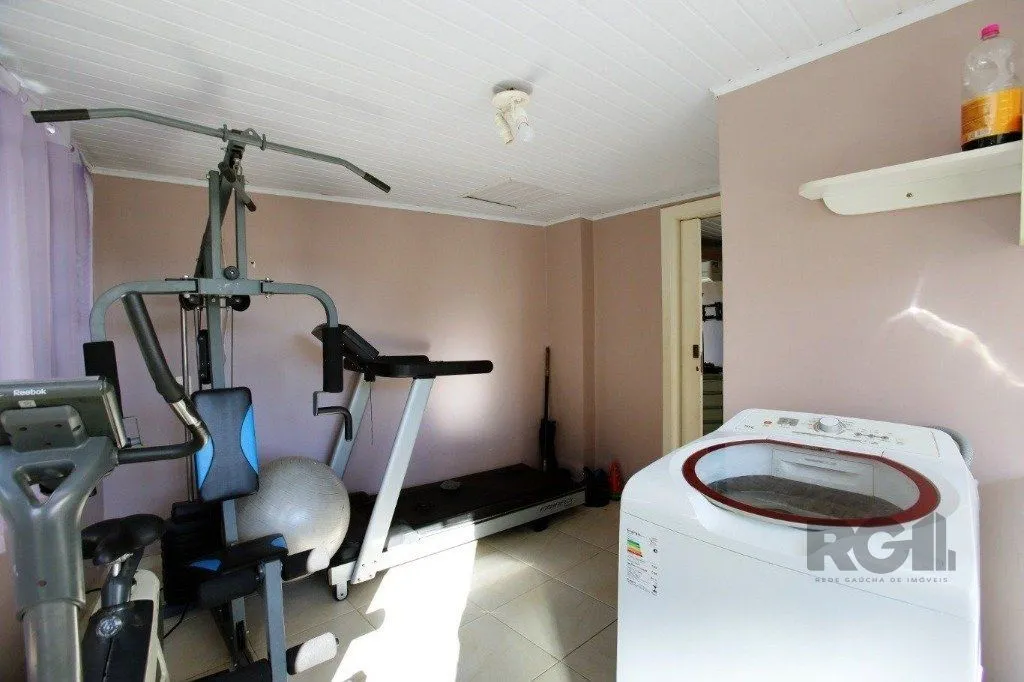 Imagem Excelente casa de 235m² com 4 dormitórios e 3 vagas no bairro Azenha.