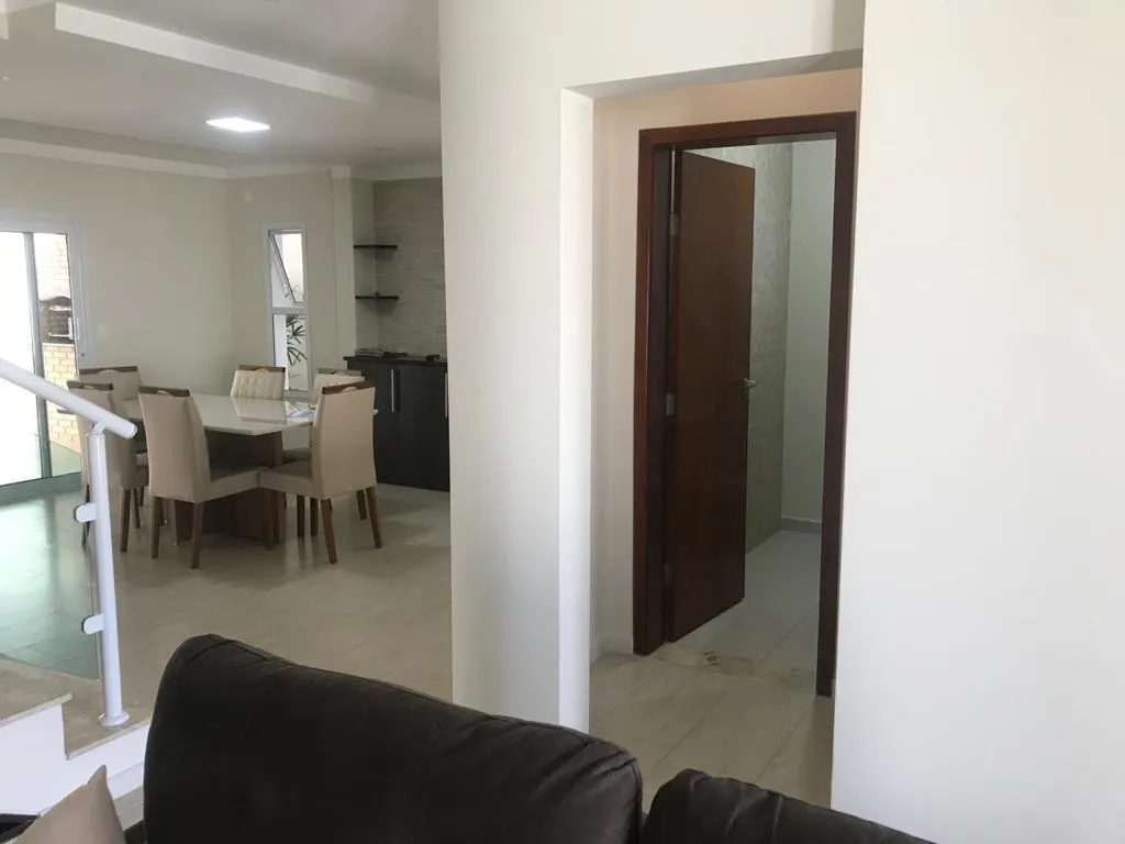 Imagem Lindo Sobrado no Bairro Jardim Karolyne com 235m².