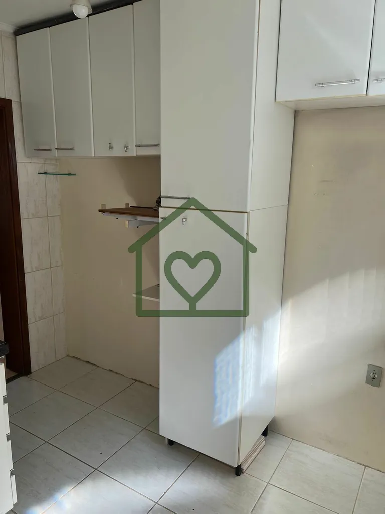 Imagem Procurando um lugar para chamar de lar? Esse apartamento semimobiliado conta com uma cozinha sob med...