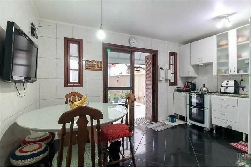 Imagem Casa de 285m² - 4 dormitórios, 4 vagas no bairro Bom Jesus