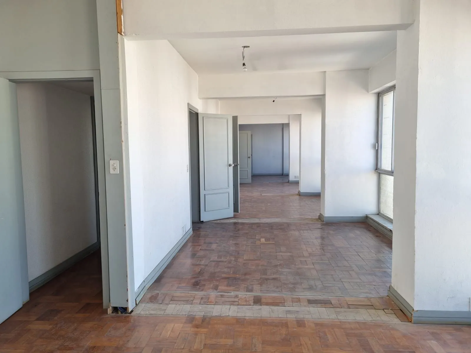 Imagem Conjunto Comercial em Floresta