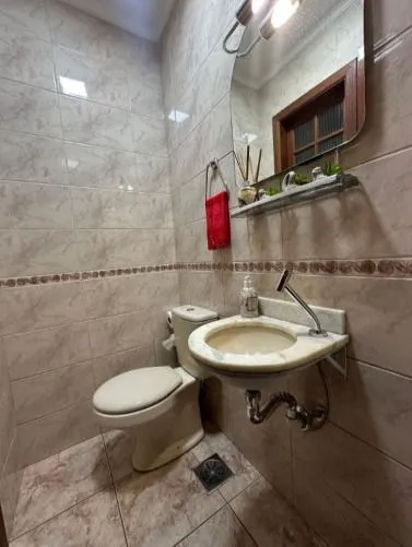 Imagem Sobrado amplo em condomínio de 3 dormitórios, um deles suíte, no bairro Ipanema