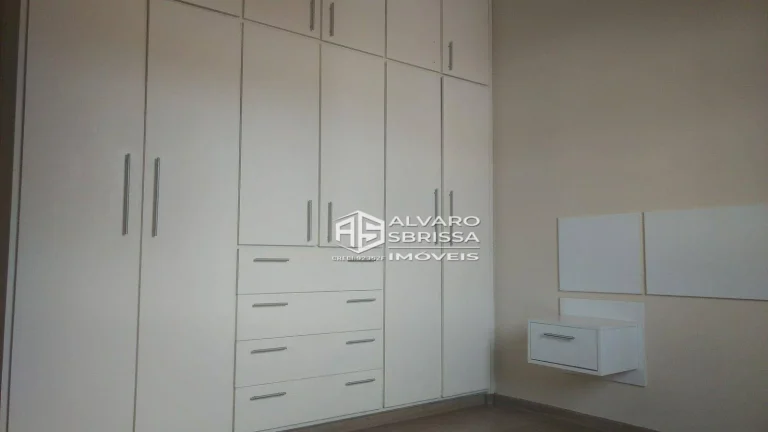 Imagem Casa estilo colonial, possui 3 suítes com ar condicionado e armários. Condomínio Portella Itu SP