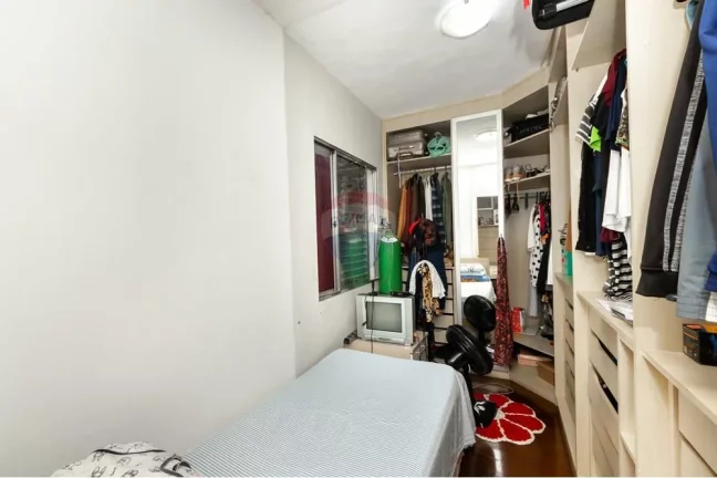 Imagem Casa bem localizada com 4 dormitórios, 2 vagas de garagem.