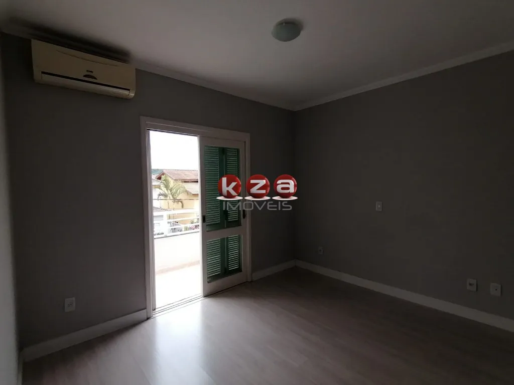 Imagem Casa de Alto Padrão em Condomínio Exclusivo em Vinhedo-SP: 3 Quartos, 1 Suíte, 3 Salas, 3 Banheiros, 4 Vagas de Garagem.