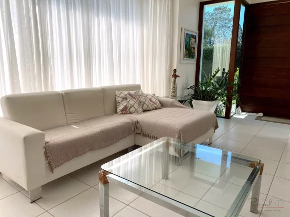 Imagem Belíssima casa com 4 Suites, 6 vagas cobertas  em Jurere Internacional a poucos passos da Praia. T...