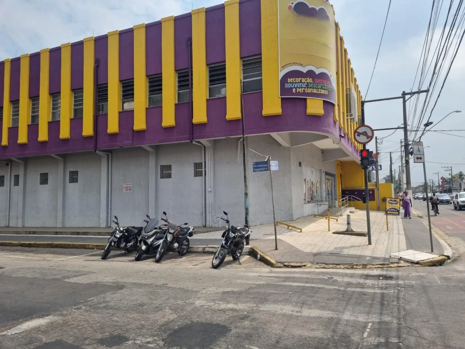 Imagem Ponto Comercial de Esquina com 360m², Grande Visibilidade, 3 Banheiros, Cozinha e Estacionamento Privativo
