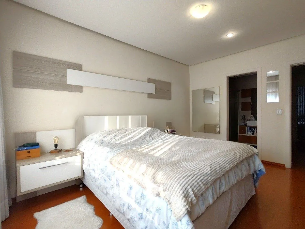 Imagem Casa com 4 dormitórios, espaço gourmet e terraço na Zona Norte de Porto Alegre