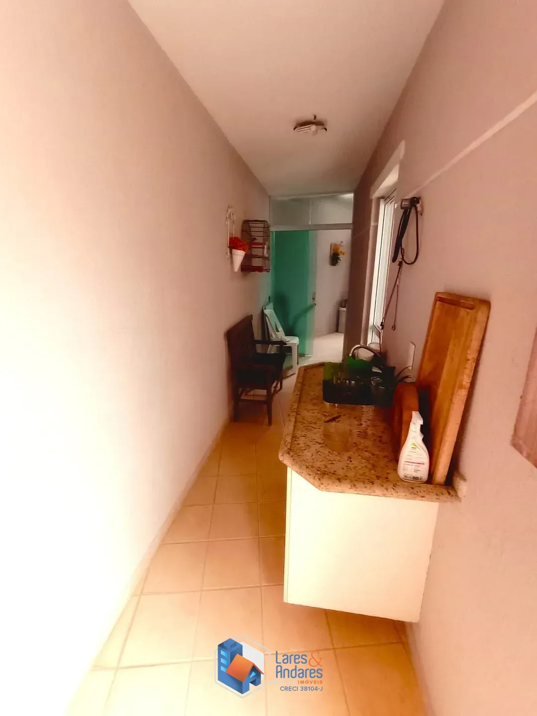 Imagem SOBRADO EM COND. COM 180M² COM 3 DORMS SENDO 1 SUÍTE, AMPLO ESPAÇO COM CHURRASQUEIRA, PLANEJADO NA COZINHA E SUÍTE, 2 VAGAS - SANTA TERESINHA
