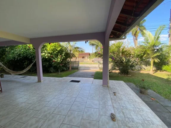 Imagem CASA COM AMPLO TERRENO, 3 QUARTOS, CENTRO