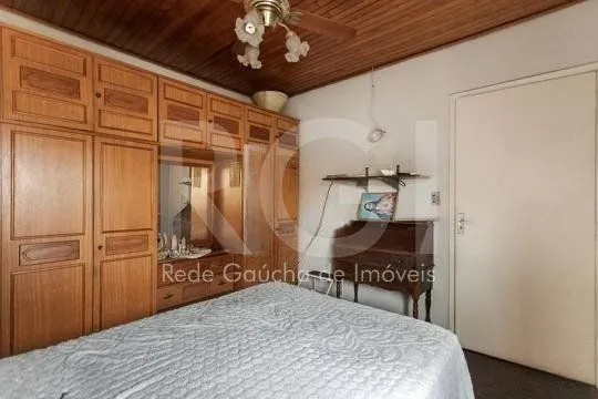 Imagem Casa composta por seis(6) dormitórios, no bairro Passo da Areia em Porto Alegre/RS.