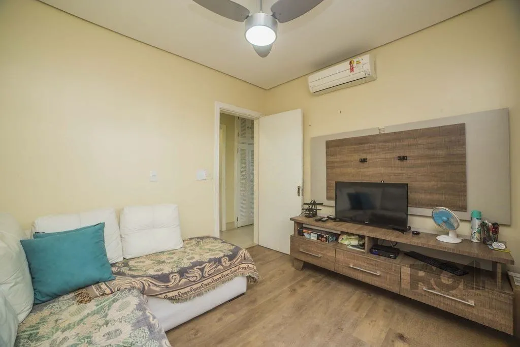 Imagem Casa de 4 dormitórios no bairro Glória