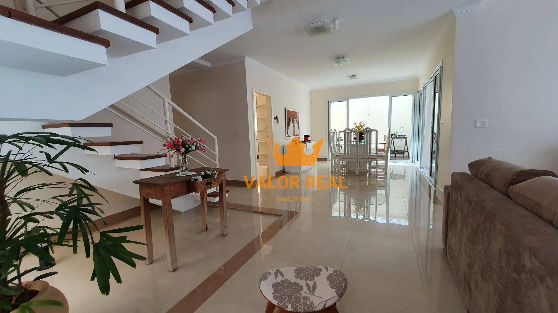 Imagem Casa Condominio na Malota Super oferta - 394 m2 AC, 5 dorm, Escrit. 10 vagas.