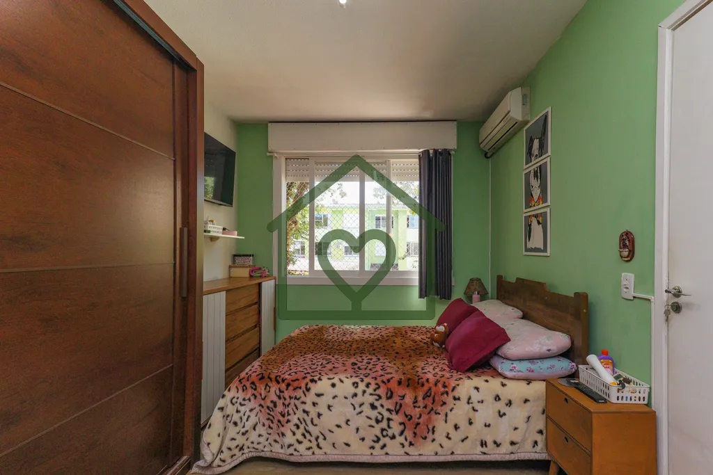 Imagem Apartamento no bairro Camaquã com 61m2 privativos, localizado a um lance de escada, composto por do...