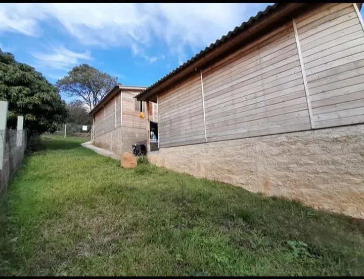 Imagem Terreno com 2 casas pré-fabricadas recém-construídas