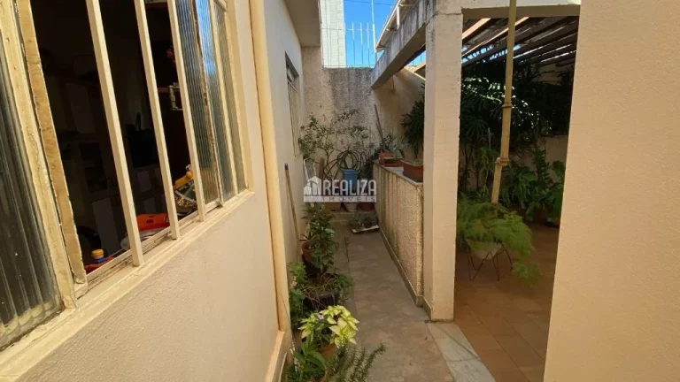 Imagem Casa à venda no bairro São Sebastião, em Uberaba - 4 dormitórios e 3 banheiros