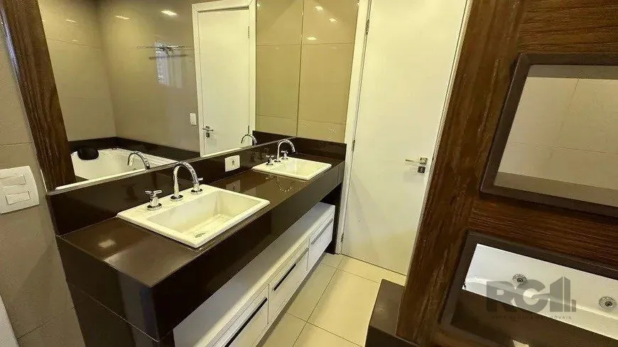 Imagem Apartamento 2 dormitórios, sendo 1 suíte, 77 m² de área privativa e 2 vaga(s) de garagem. Localizado na Rua Mario Antunes da Cunha, no bairro Petrópolis em Porto Alegre.