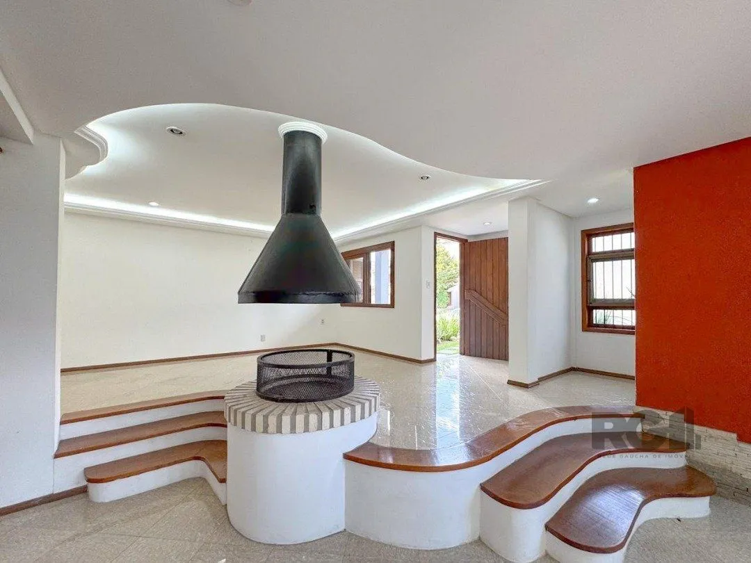 Imagem Com 4 suítes espaçosas, incluindo uma master com closet,