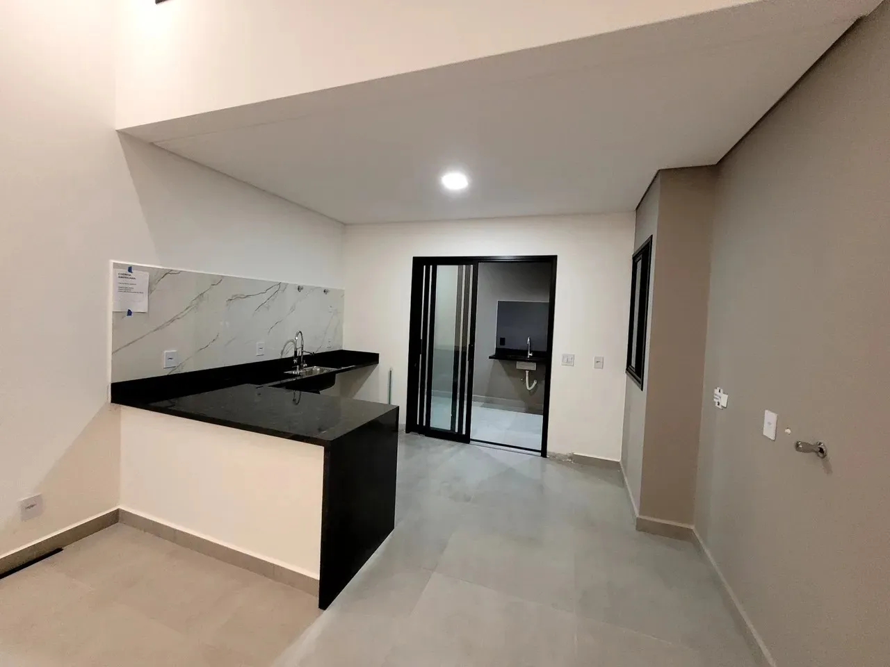 Imagem Casa em Condomínio de Luxo com 3 Suítes em Cajuru do Sul, Sorocaba-SP: 122m², 3 Quartos, 1 Sala e 2 Vagas de Garagem!