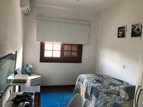 Imagem VENDA DE SOBRADO NO CONDOMÍNIO ARUJÁ V, EM ARUJÁ/SP, 264m² com 3 quartos, suíte, churrasqueira, jardim, cozinha americana e 04 vagas. CONSULTE-NOS.