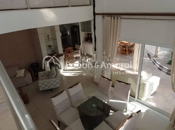 Imagem Linda e espaçosa casa com 308 m² de área construída. A residência possui 4 quartos (todos com a...