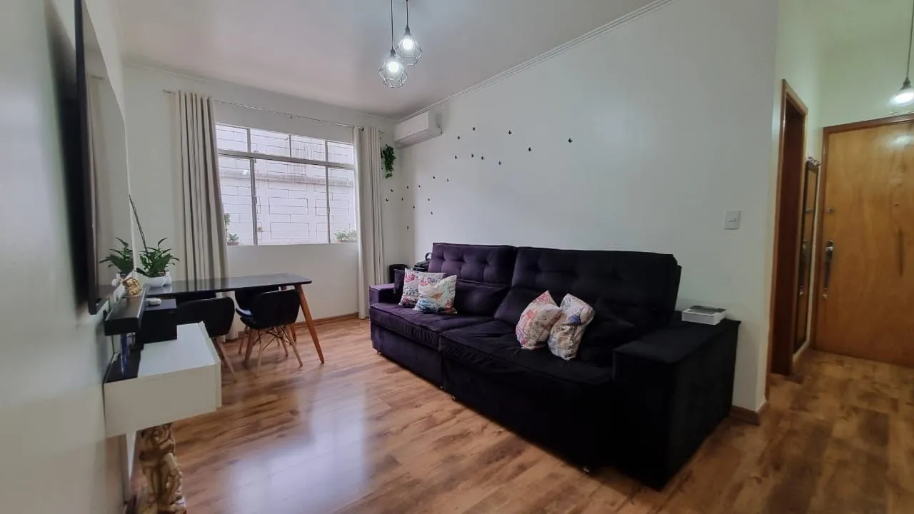 Imagem Aproveite o sol e a vista, apartamento para venda de frente com sacada, 2 dormitórios com 1 vaga no bairro Santana em Porto Alegre/RS.