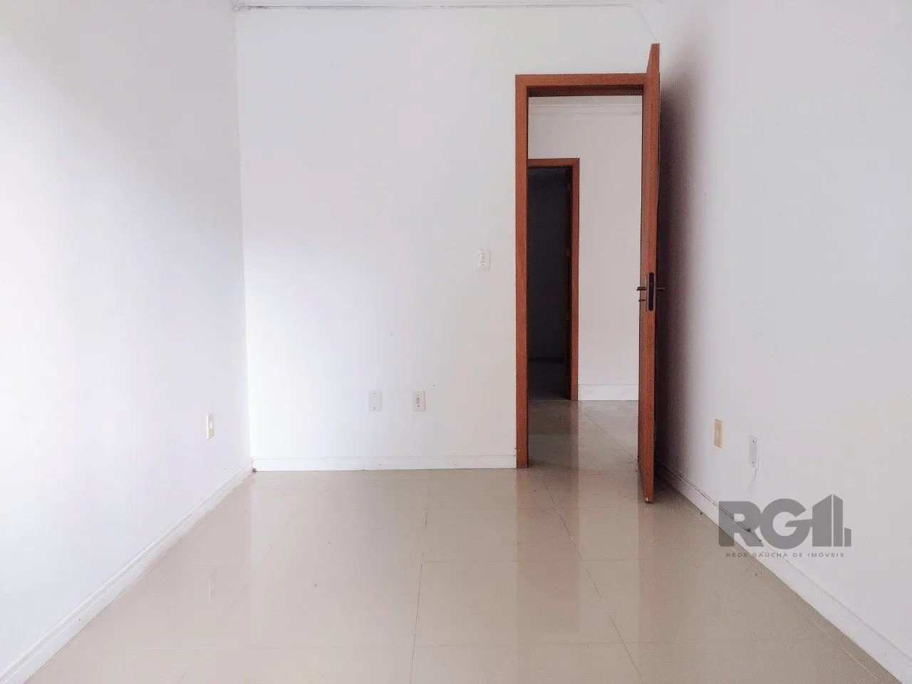 Imagem CASA TÉRREA - 2 DORMITÓRIOS, ÁREA COBERTA COM CHURRASQUEIRA , TERRAÇO - 02 VAGAS