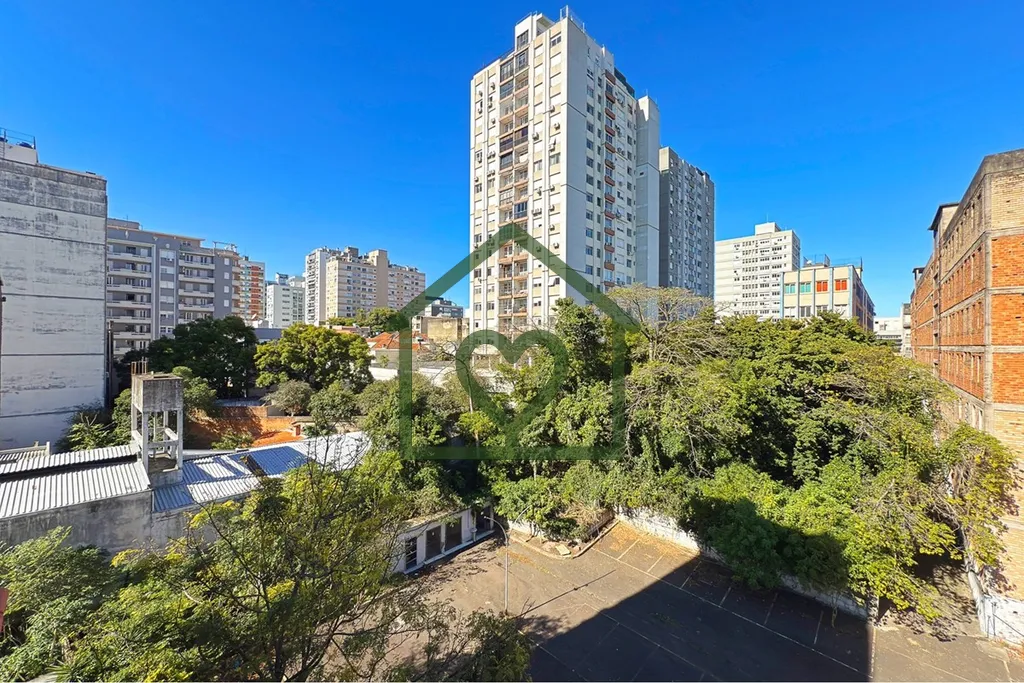 Imagem Localizado na divisa entre os bairros Independência e Centro Histórico, este apartamento de 77m² ...