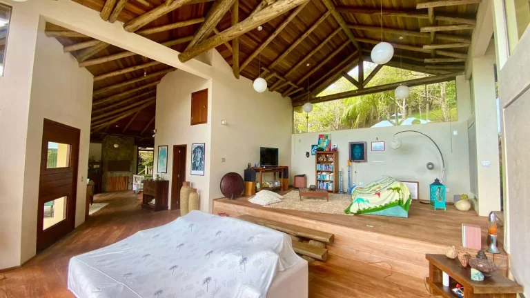 Imagem Imóvel de Luxo na Praia da Silveira: Casa com 3 Quartos, 1 Suíte e Garagem em Garopaba-SC!