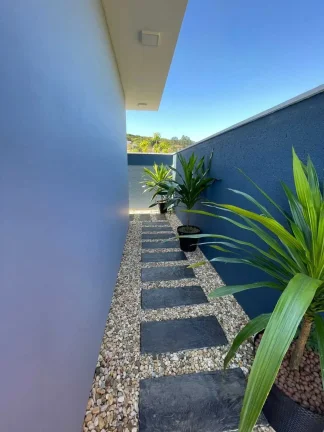 Imagem Casa alto padrão 3 dormitórios sendo 1 suíte e 2 vagas de garagem em Palhoça/SC