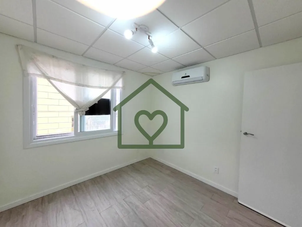 Imagem Apartamento totalmente reformado com 01 dormitório e 02 vagas de garagem próximo à PUC, bairro Ja...