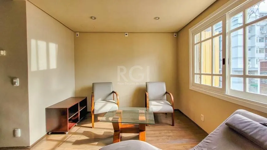 Imagem Apartamento 94m² - semi mobiliado, 2 dormitórios, 1 suíte, terraço e 2 vagas de garagem no Moinhos de Vento