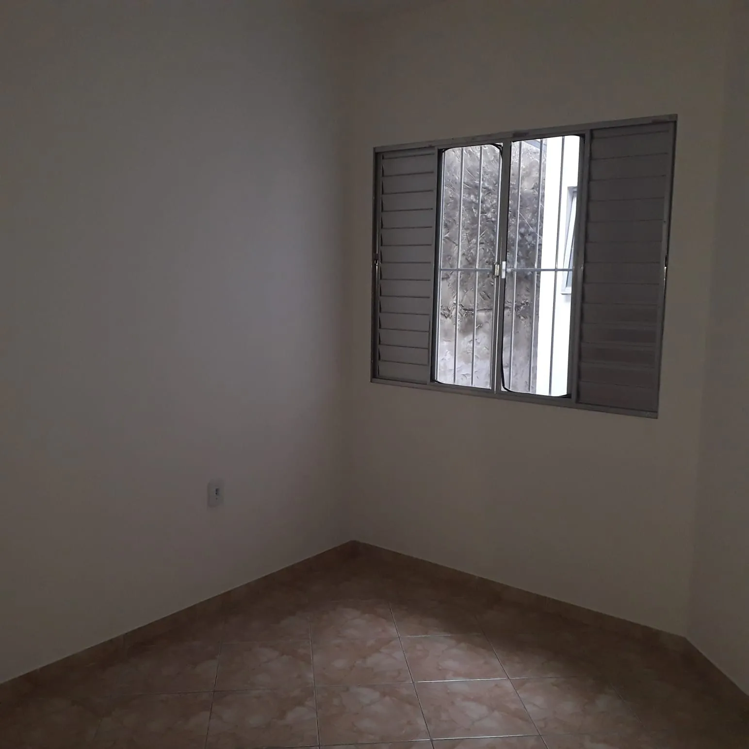 Imagem "Residência Confortável e Prática: Garagem Coberta, Três Dormitórios Aconchegantes, Sala Ampla, Cozinha Espaçosa e Mais! Descubra o Seu Novo Lar."