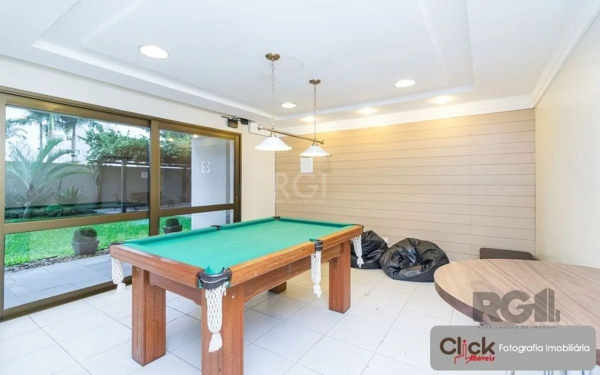 Imagem Vende apartamento desocupado, andar alto, mobiliado, living de dois ambientes, no Passo da Areia - Porto Alegre