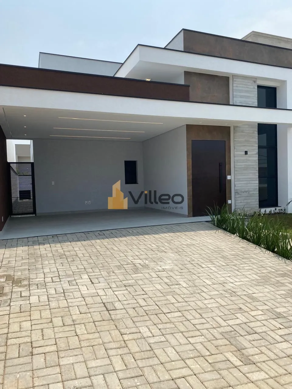 Imagem Descubra o equilíbrio perfeito entre modernidade, conforto e segurança nesta belíssima casa térr...