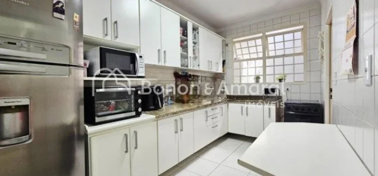 Imagem Casa térrea reformada para venda em condomínio no Taquaral em Campinas, 3 quartos e 4 vagas