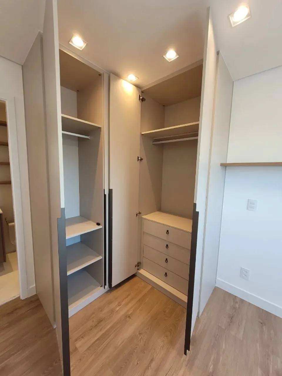 Imagem Apartamento para locação em Barueri-SP, bairro Aldeia: 2 quartos, 1 suíte, 1 sala, 2 banheiros, 1 vaga, 56m². Venha conferir!