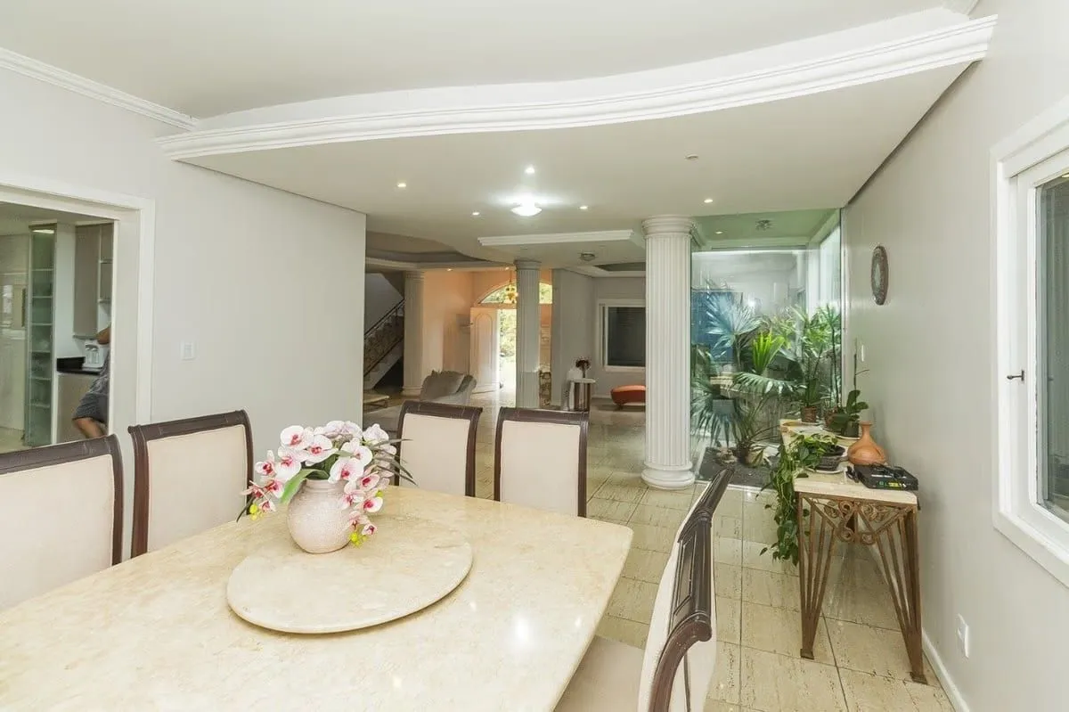 Imagem Casa com 5 dormitórios à venda em Parque Santa Fé, Porto Alegre.