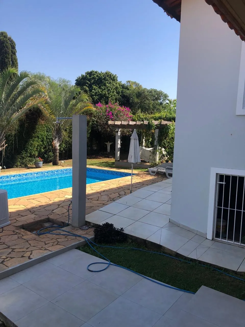 Foto do imóvel Condomínio Portal do Sabiá ? Casa 3 Suítes, 1 Quarto, Área Gourmet de 90m², Escritório, 330m² de Construção em Portal do Sabiá, ARAÇOIABA DA SERRA - SP