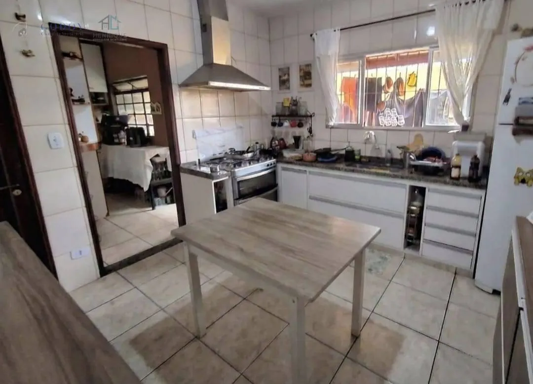 Imagem Sobrado com 4 Dormitórios, Suítes com Closet e Piscina.