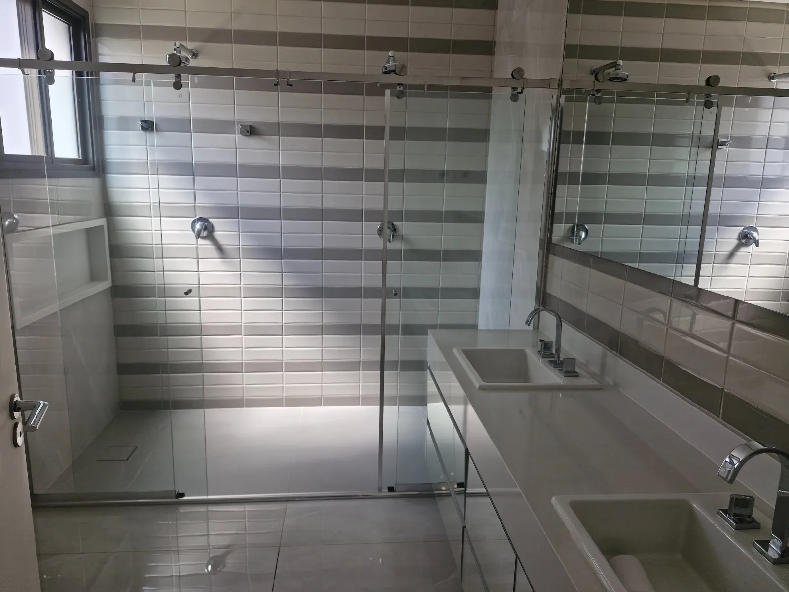 Imagem Casa de alto padrão para locação no Lago Azul Golf Club, Araçoiaba da Serra, com 4 suítes, piscina aquecida e 465 m²