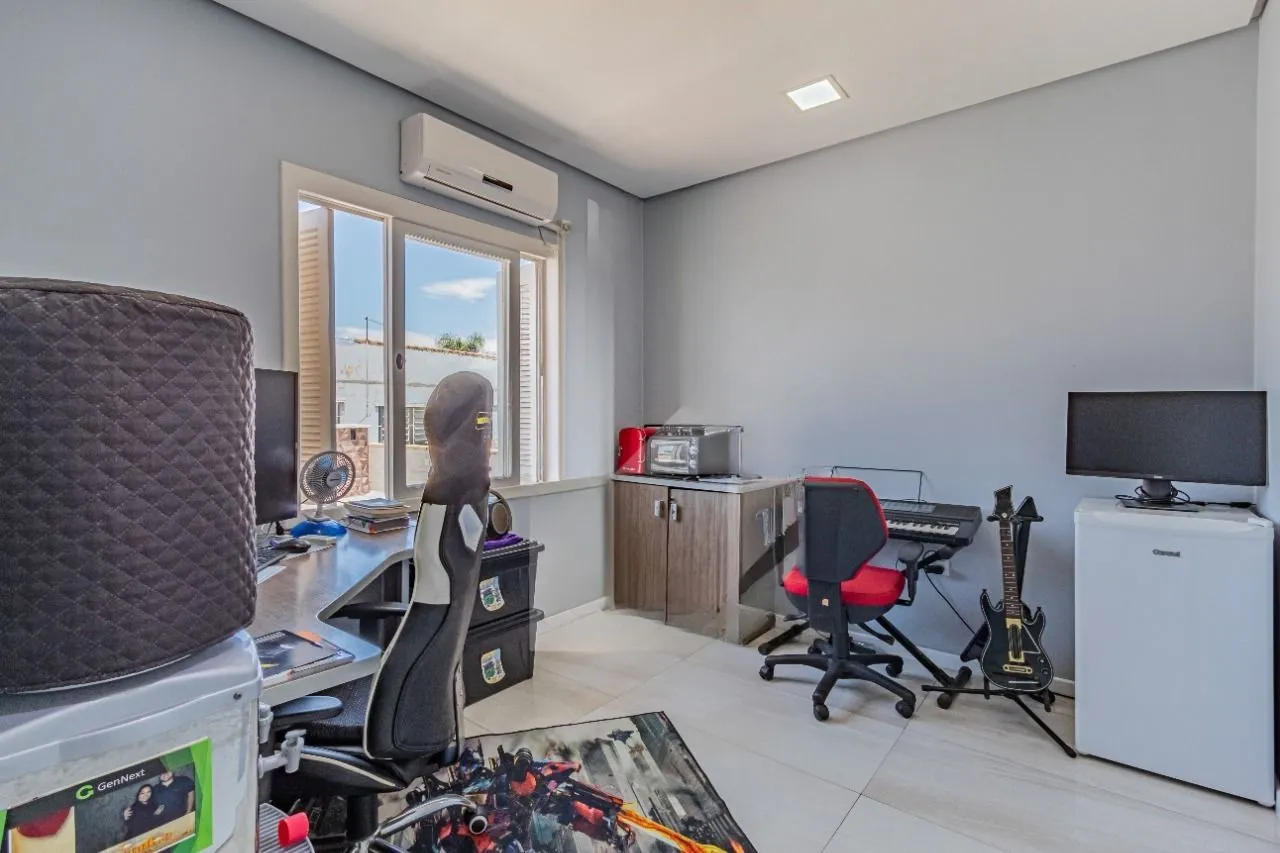 Imagem Casa com piscina e 3 quartos à venda em Cachoeirinha