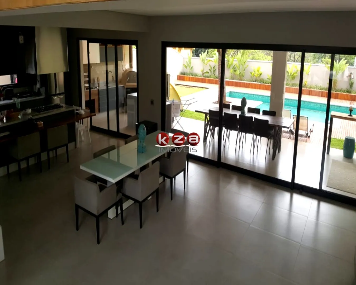 Imagem Luxuosa casa de alto padrão no Condomínio Portal do Lago em Valinhos-SP: 3 suítes, 3 salas, 5 banheiros, 4 vagas de garagem, 454m².