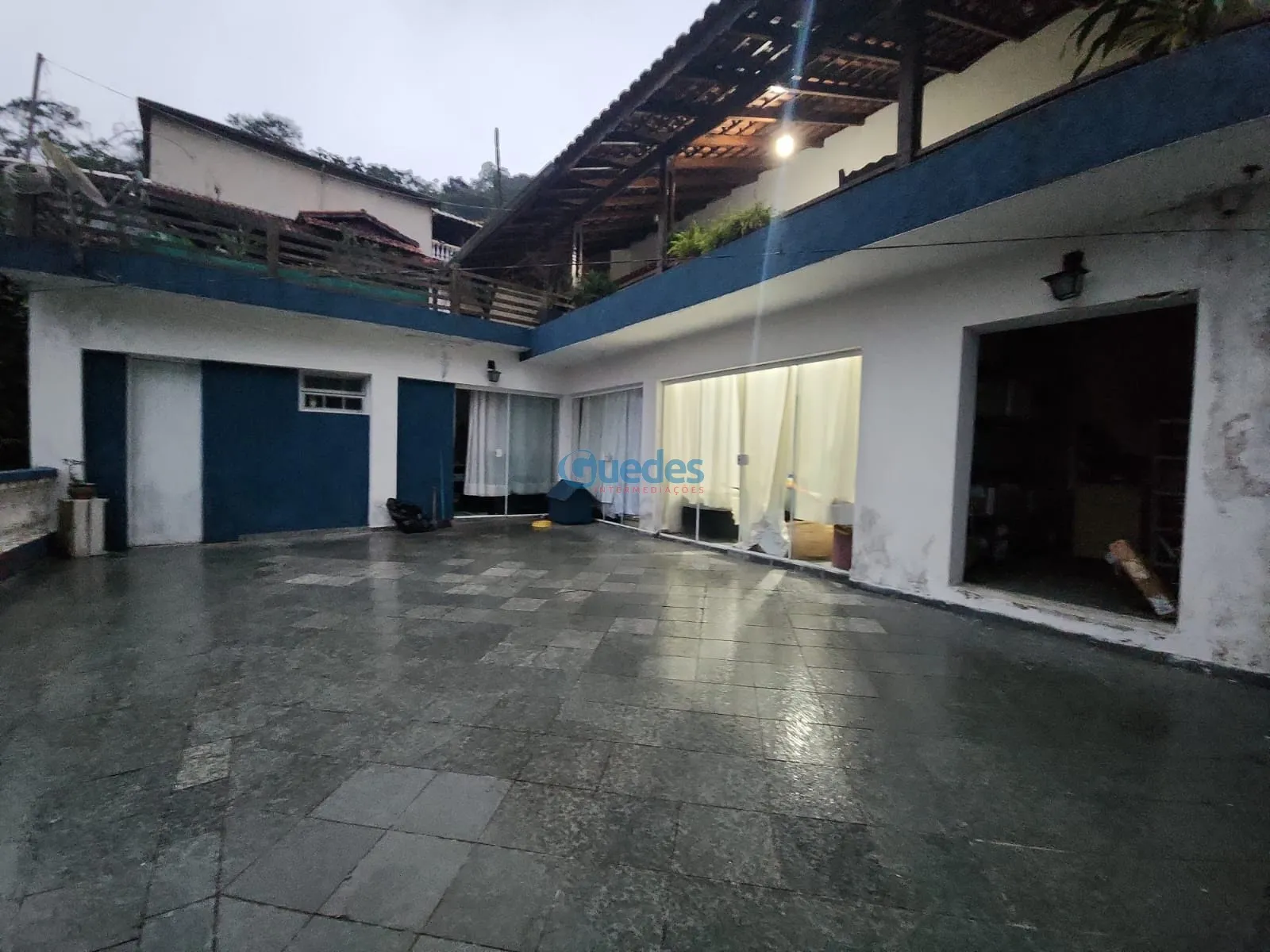 Imagem Casa em Embu das Artes, com 3 casas e 210m² por R$1.050.000 - Embu das Artes.
