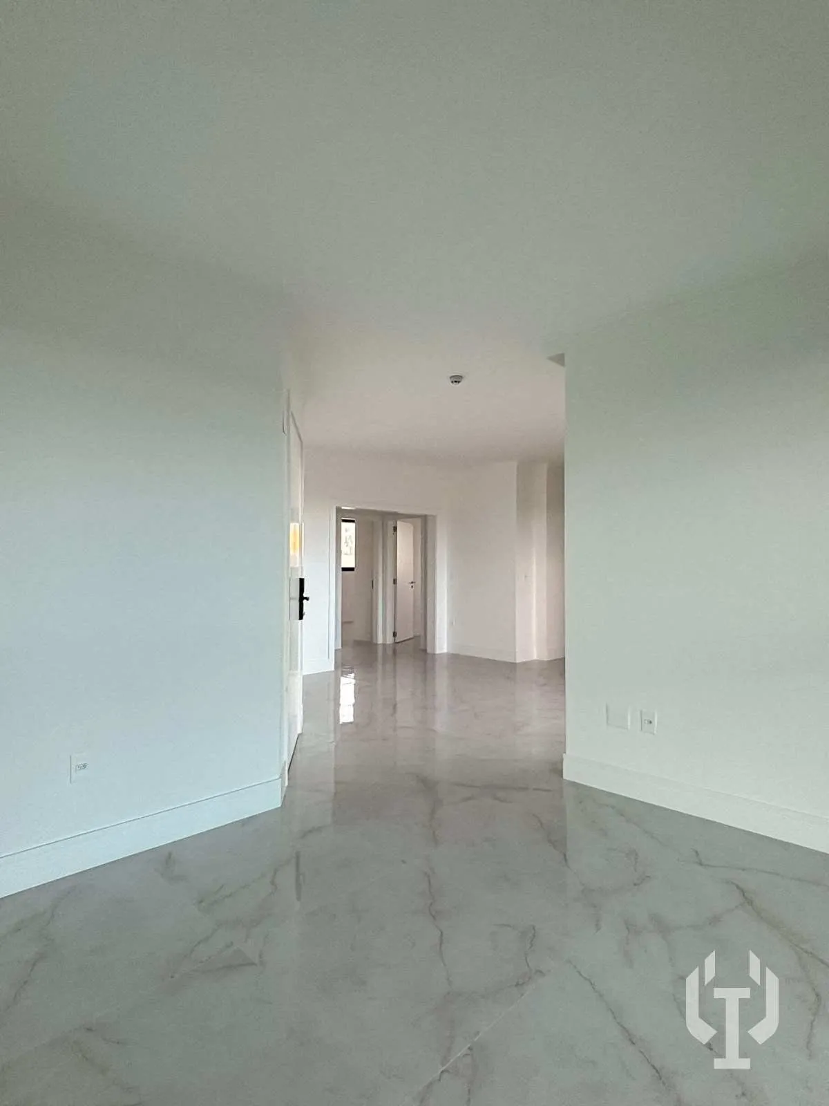 Imagem Apartamento de 3 suítes e 3 vagas de garagem em Meia Praia