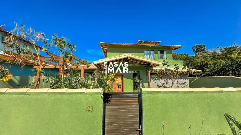 Imagem Casa moderna em condomínio à venda em Búzios-RJ, 3 suítes, 4 banheiros, 2 vagas, 250m² na Baía Formosa. Aproveite!